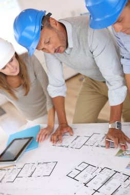 projede çalışan insanlar inşaat