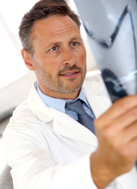 Doktor Röntgen görüntüleri üzerinde kontrol