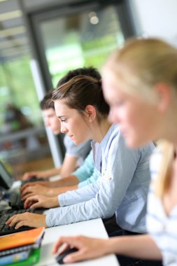 masaüstü bilgisayarda çalışan öğrenciler