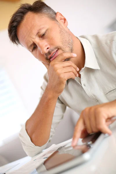 Knappe jongen met behulp van Tablet PC — Stockfoto