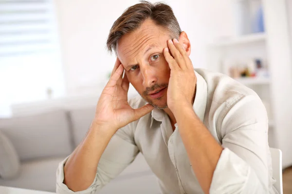 Homme avec les mains sur le visage — Photo