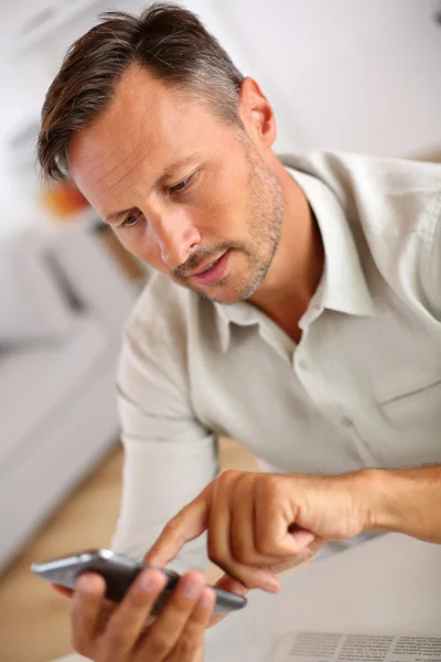 Smiling guy sending message — Stock Photo, Image