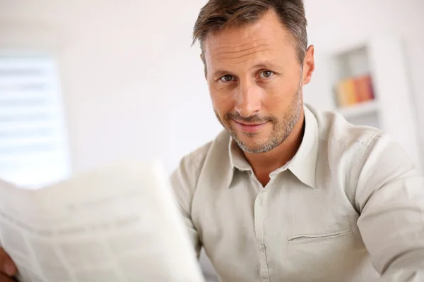 Uomo a casa a leggere il giornale — Foto Stock