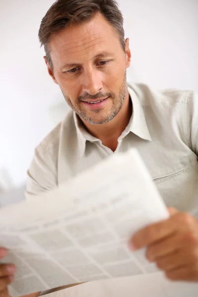 Man at home reading newspaper — Stock Photo, Image