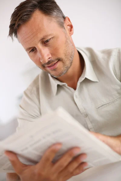 Homem em casa lendo jornal — Fotografia de Stock