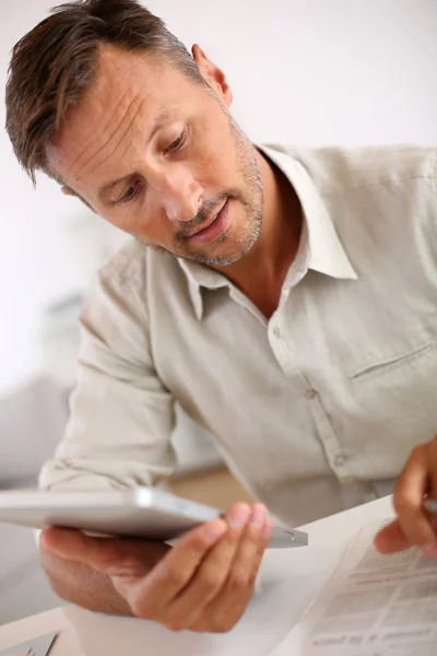 Man lezing nieuws — Stockfoto