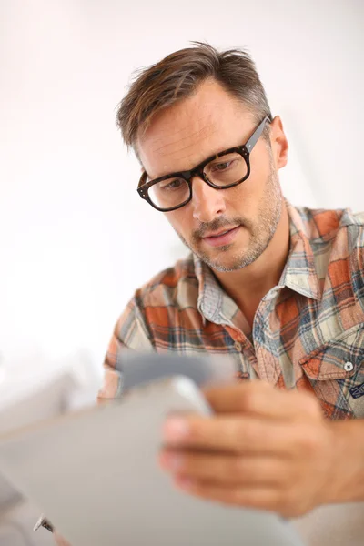 Guy doing online shopping with tablet — Stock Photo, Image