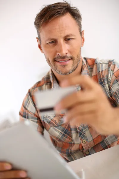 Trendy man thuis kopen op internet — Stockfoto