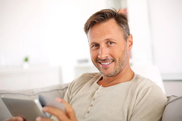 Homem em casa comprando na internet — Fotografia de Stock