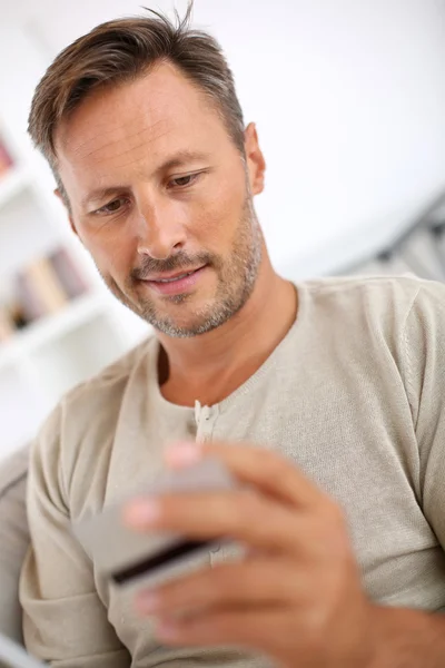 Hombre en la compra de casa en Internet — Foto de Stock