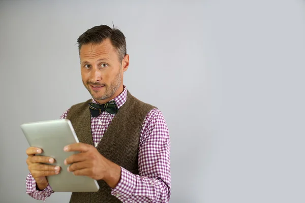 Trendsetter mit Tablet — Stockfoto