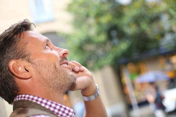 Man talking on the phone in town — Stock Photo, Image