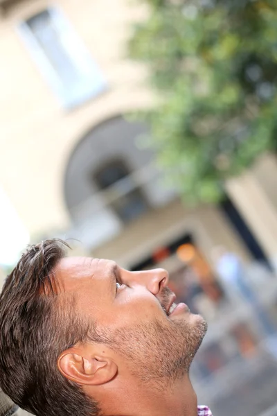 Mann in der Stadt schaut auf — Stockfoto