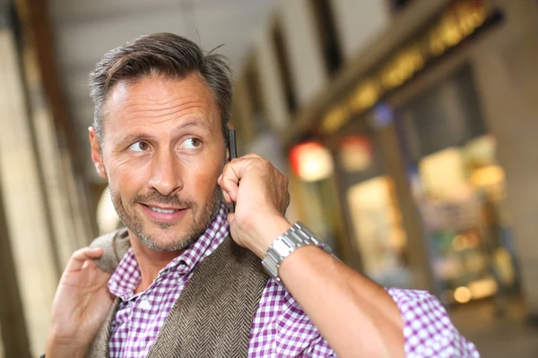 Man som använder mobiltelefon — Stockfoto