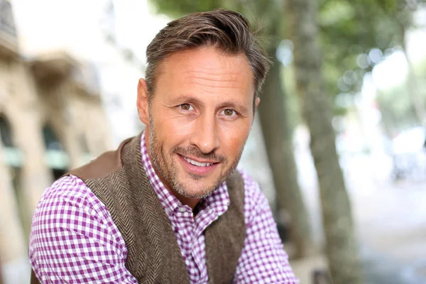 Elegante man permanent in de straat — Stockfoto