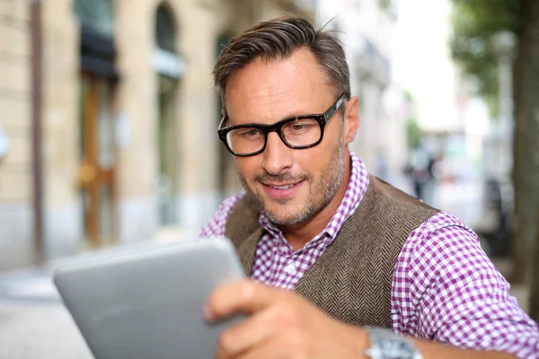 Guy connected on internet in town — Stock Photo, Image