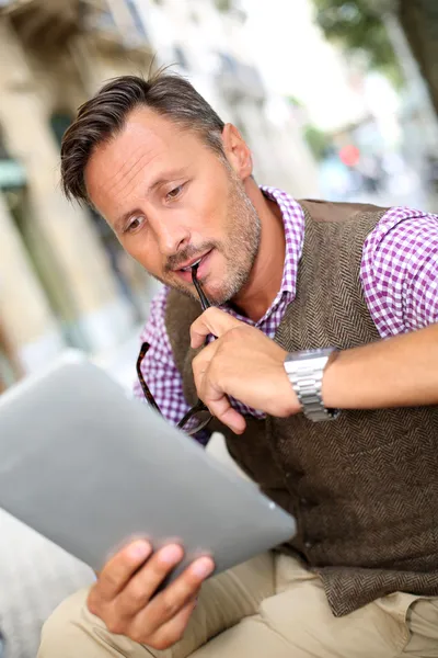 Stylish man reading news on internet — Stock Photo, Image