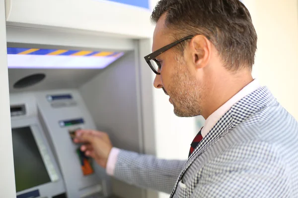Homme retirant de l'argent de la machine ATM — Photo