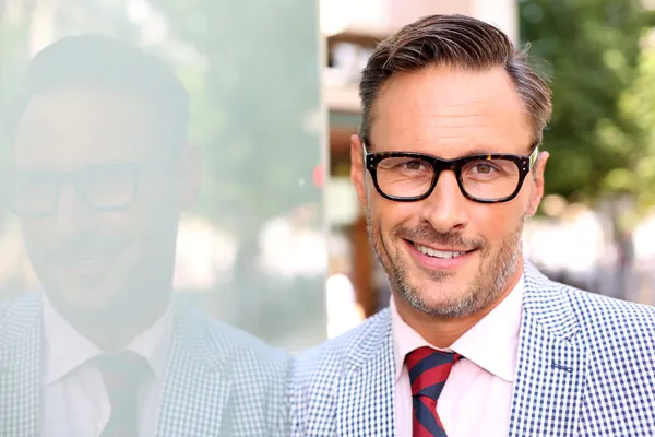 Trendy man met bril en stropdas — Stockfoto