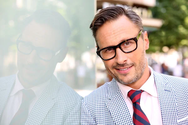 Trendsetter mit Brille und Krawatte — Stockfoto