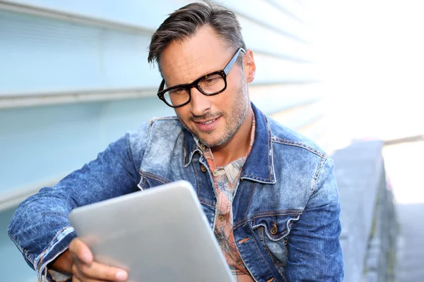 Homem usando tablet digital — Fotografia de Stock