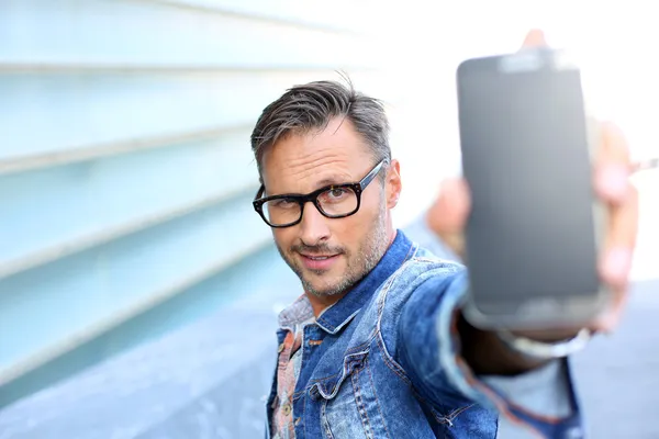 Hombre mostrando la pantalla del teléfono inteligente —  Fotos de Stock