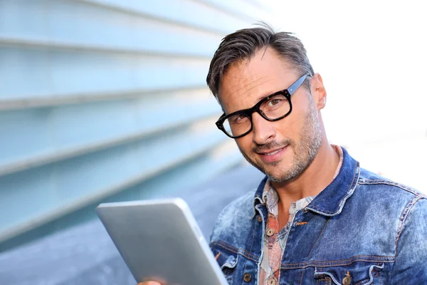 Homem usando tablet digital — Fotografia de Stock