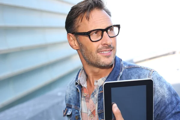 Hombre usando tableta digital —  Fotos de Stock
