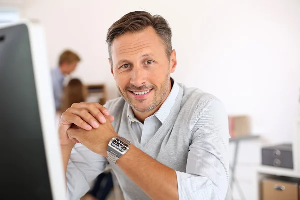 Man zit in office — Stockfoto