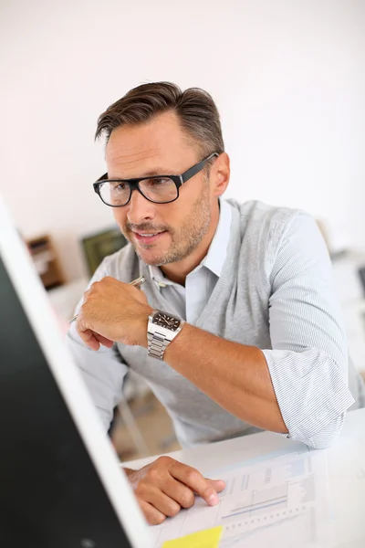 Homme assis au bureau — Photo