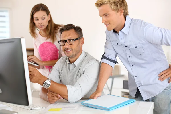 Jonge ontwerpers bijeenkomst in office — Stockfoto