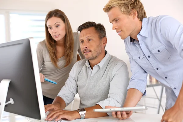 Gente de negocios en oficina trabajando — Foto de Stock