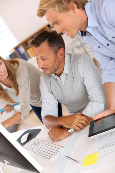 Uomini d'affari in ufficio che lavorano — Foto Stock