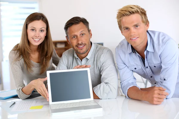 Business team showing company results — Stock Photo, Image