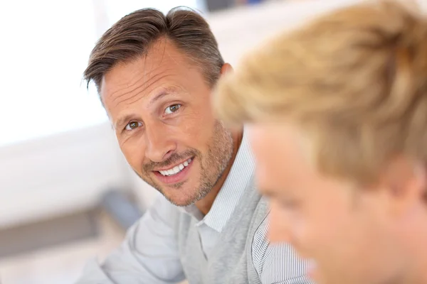 Homme d'âge moyen travaillant au bureau — Photo