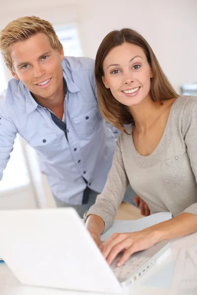 Partner che lavorano insieme in ufficio — Foto Stock