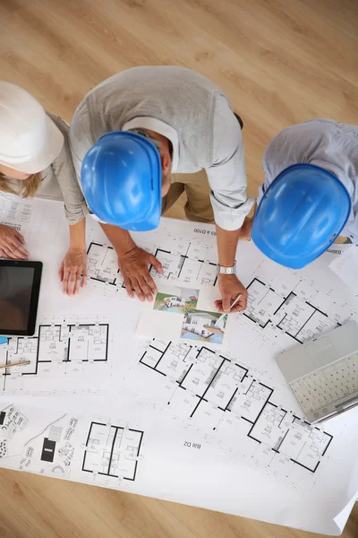 Arquitectos trabajando en el proyecto — Foto de Stock