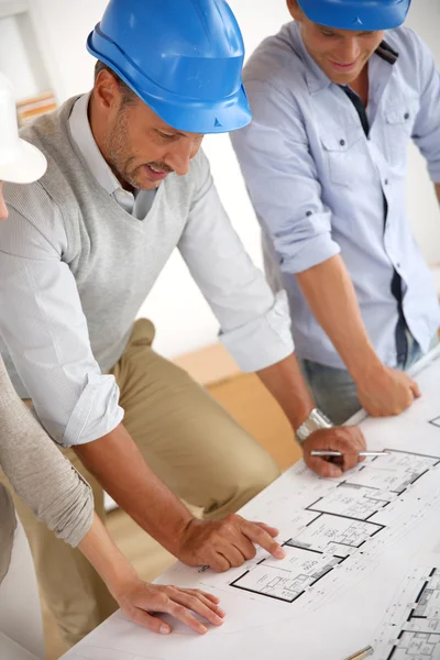 Gente de construcción trabajando en proyecto —  Fotos de Stock