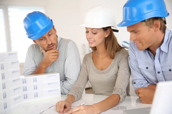 Gente de construcción trabajando en proyecto — Foto de Stock