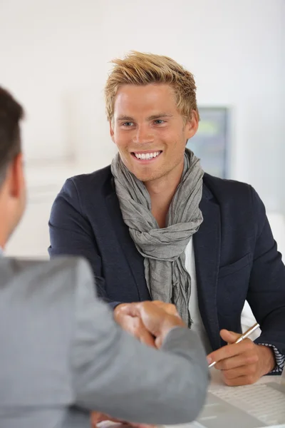 Junger Mann trifft Banker für Finanzprojekt — Stockfoto