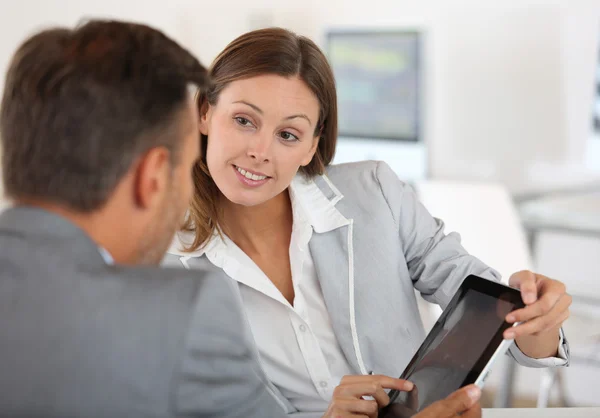 Frau stellt Businessplan vor — Stockfoto