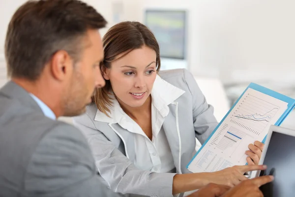 Woman presenting business plan — Stock Photo, Image