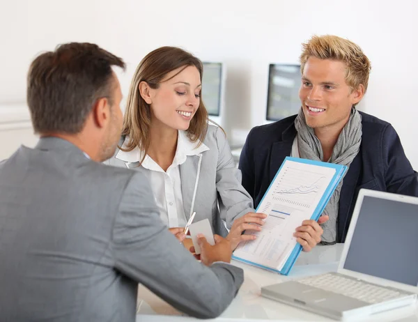 Partners businessplan presenteren aan investeerder — Stockfoto