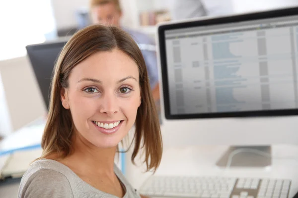 Jeune femme travaillant dans le bureau — Photo