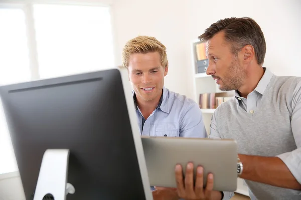 Manager met werknemer die werkt in office — Stockfoto