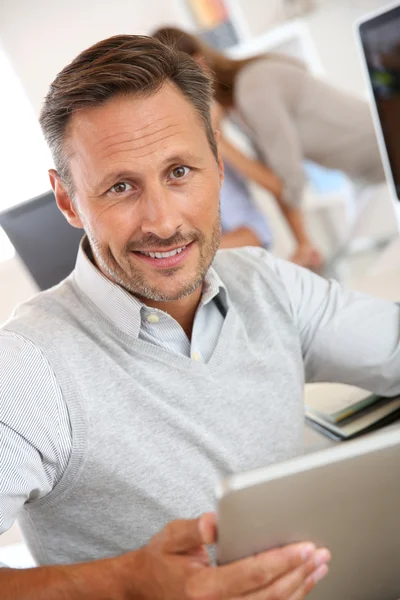 Säljare i office med digital tablet — Stockfoto