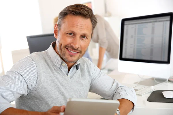 Vendeur au bureau utilisant une tablette numérique — Photo