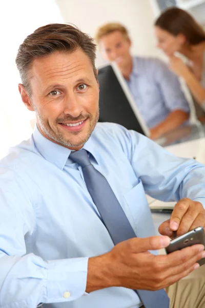 Geschäftsmann mit Smartphone — Stockfoto