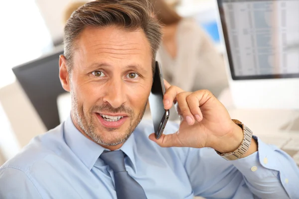 Zakenman aan het praten op mobiele telefoon — Stockfoto