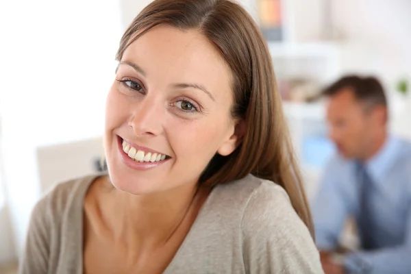 Giovane donna in carica — Foto Stock